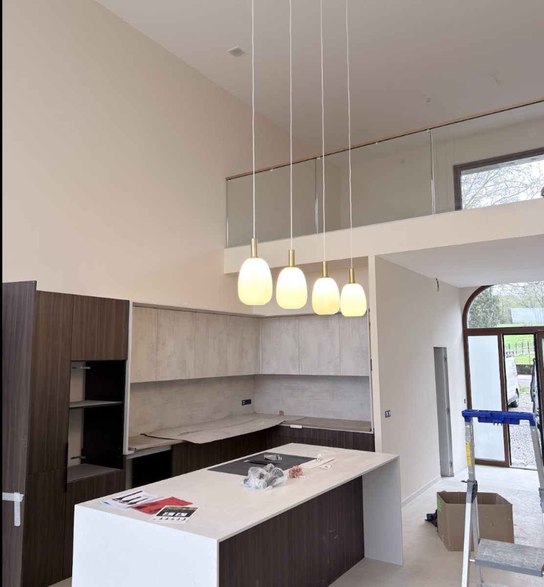 Suspensions lumineuses au-dessus d'un îlot de cuisine
