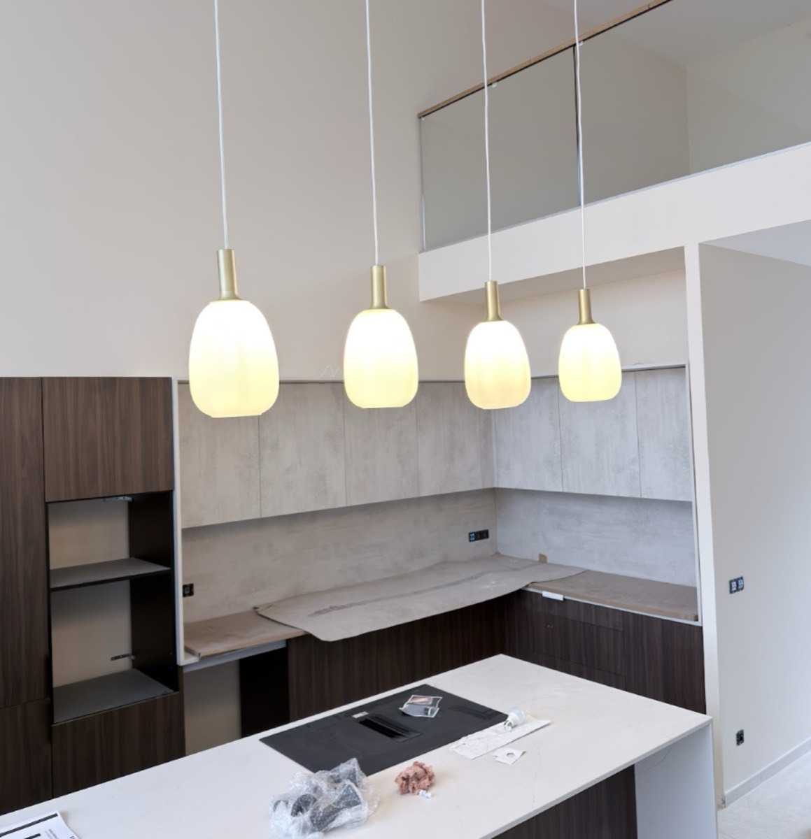 Luminaires en verre opalin au-dessus d'une cuisine