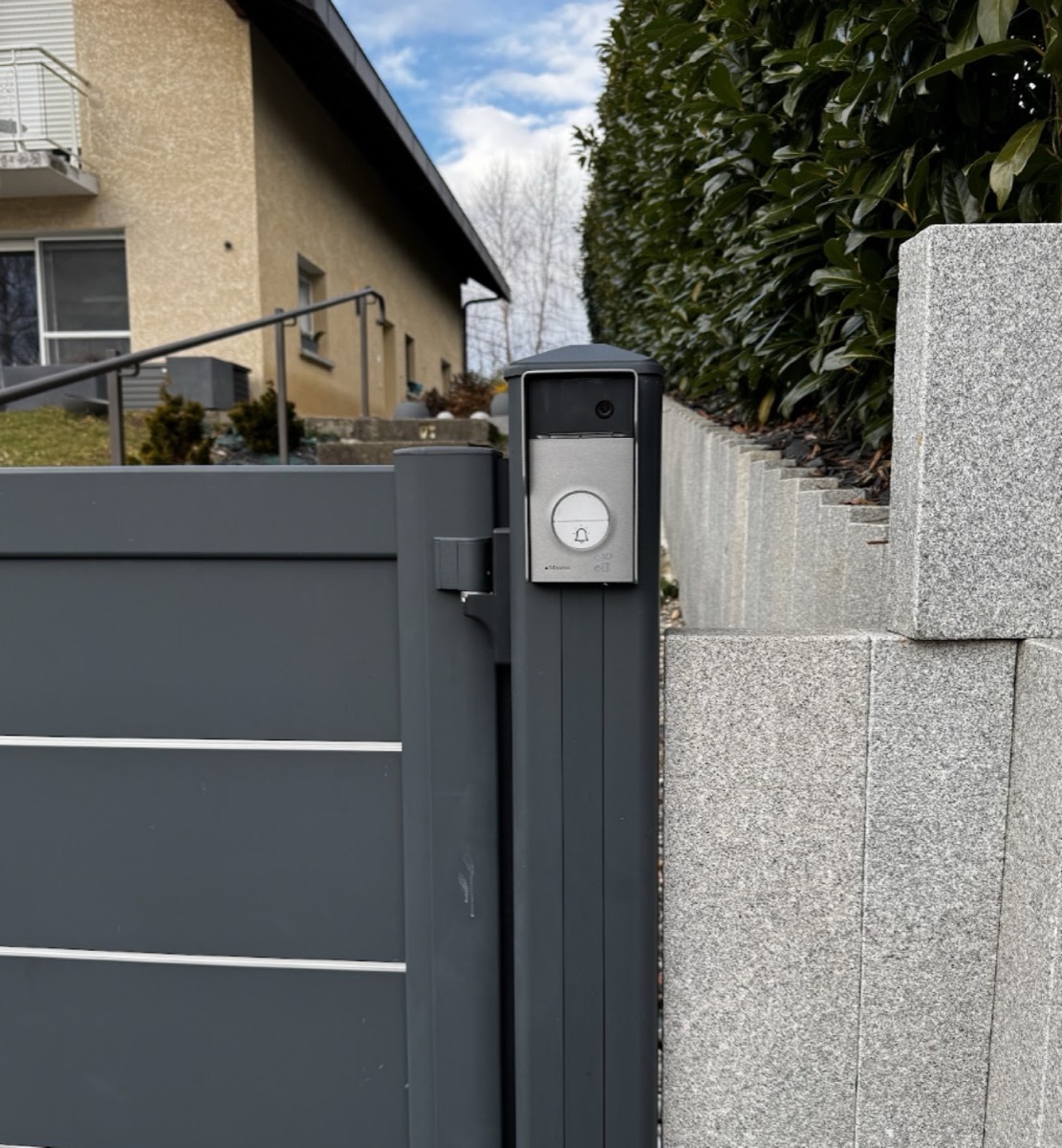 Visiophone installé sur un pilier de portail